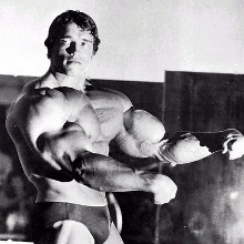 Arnold Schawaznegger posando bíceps