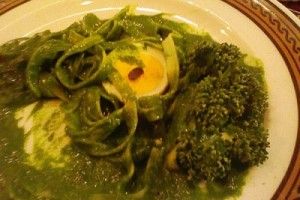 Lee más sobre el artículo Para los fans de las pastas: Tallarines con salsa verde