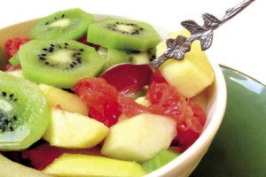 Lee más sobre el artículo Receta saludable: Ensalada de moras, kiwi y mango