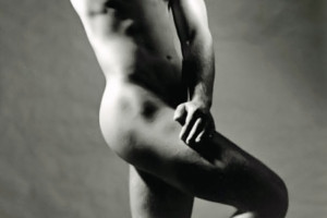 Hombre desnudo posando