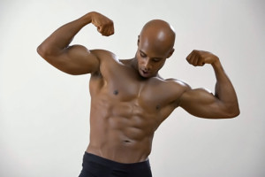 deportista mostrando músculo