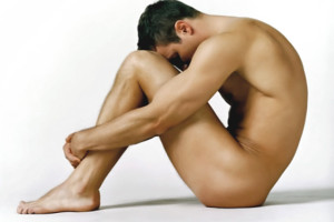 hombre desnudo sentado en el suelo