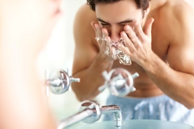 Lee más sobre el artículo La limpieza de la piel y restos de maquillaje en los hombres