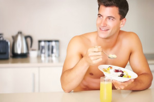 hombre desayunando