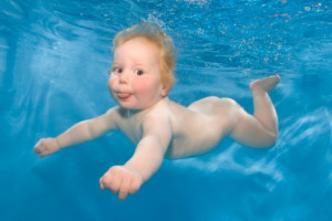 Bebé adaptándose al medio acuático