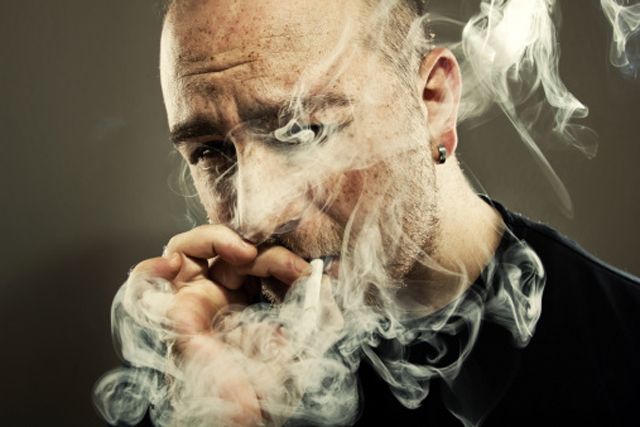 Lee más sobre el artículo Los efectos nocivos del tabaco sobre el cabello