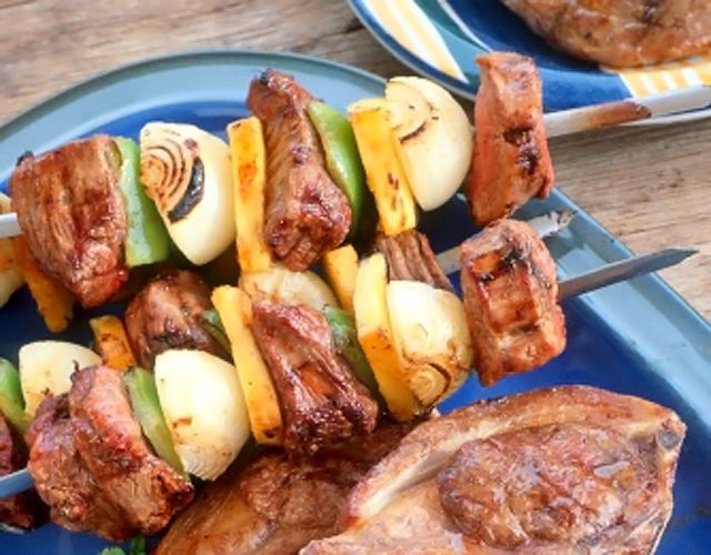 Lee más sobre el artículo Receta de brochetas de cordero marinadas a las finas hierbas