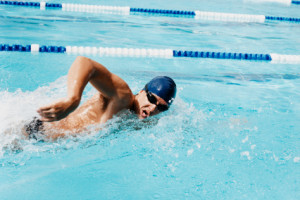 Un nadador en una piscina
