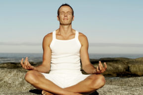 El yoga como terapia frente al estrés laboral