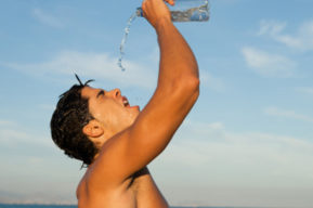 Beber agua ayuda a adelgazar