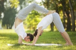 Practicar yoga en pareja