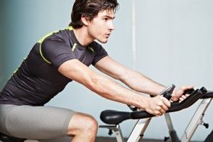 Lee más sobre el artículo Planes de entrenamiento y ejercicios para bicicleta de Spinning
