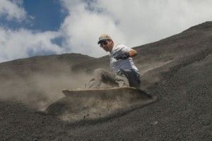 Lee más sobre el artículo Turismo de aventura innovador: Surfear un volcán