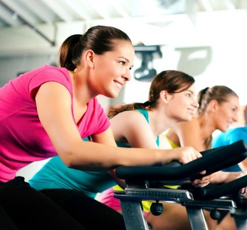 Deportistas haciendo spinning