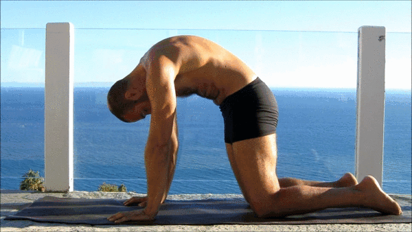 Hombre haciendo yoga