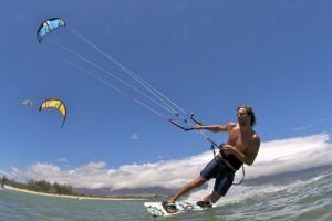 Lee más sobre el artículo Kitesurf navegar con viento racheado