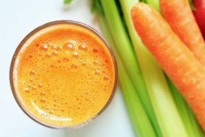 Lee más sobre el artículo Zumo de apio, zanahorias y lino para fortalecer el colon