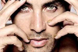 Lee más sobre el artículo Esmalte de uñas para hombres, la nueva tendencia