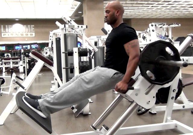 Lee más sobre el artículo El hack-squat para trabajar la musculatura de las piernas y de los glúteos
