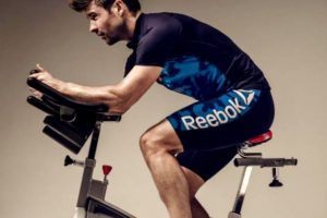 Lee más sobre el artículo Los mejores consejos a la hora de subirse en una bicicleta de spinning