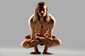Origen y virtudes de la práctica desnudo del yoga