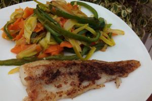 Lee más sobre el artículo Merluza a la plancha con juliana de verduras