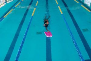 Lee más sobre el artículo Natación, utilizando la tabla para mejorar la técnica