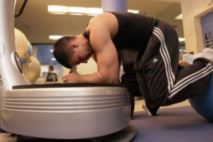 Lee más sobre el artículo El uso de las plataformas vibradoras en musculación