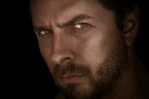 Lee más sobre el artículo Los mejores cosméticos antiojeras para el cuidado facial masculino