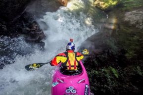 Salto de cascada en kayak