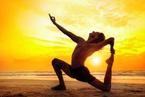 Lee más sobre el artículo Las ventajas de practicar yoga en la playa