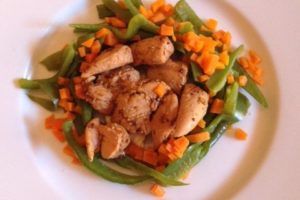 Lee más sobre el artículo Pechugas de pollo a la mostaza con verduras al vapor