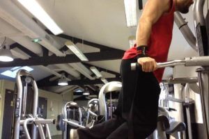 Lee más sobre el artículo Los dips para trabajar los pectorales y los tríceps